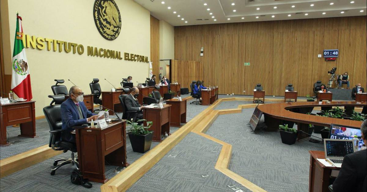 Detectan gastos excesivos del INE en seguros y comidas