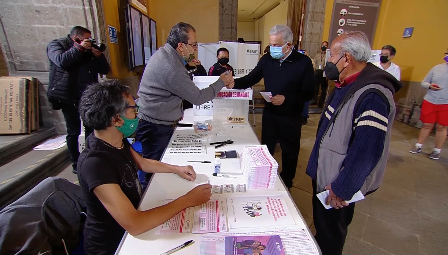 AMLO vota en consulta de revocación: ‘El pueblo pone y quita’