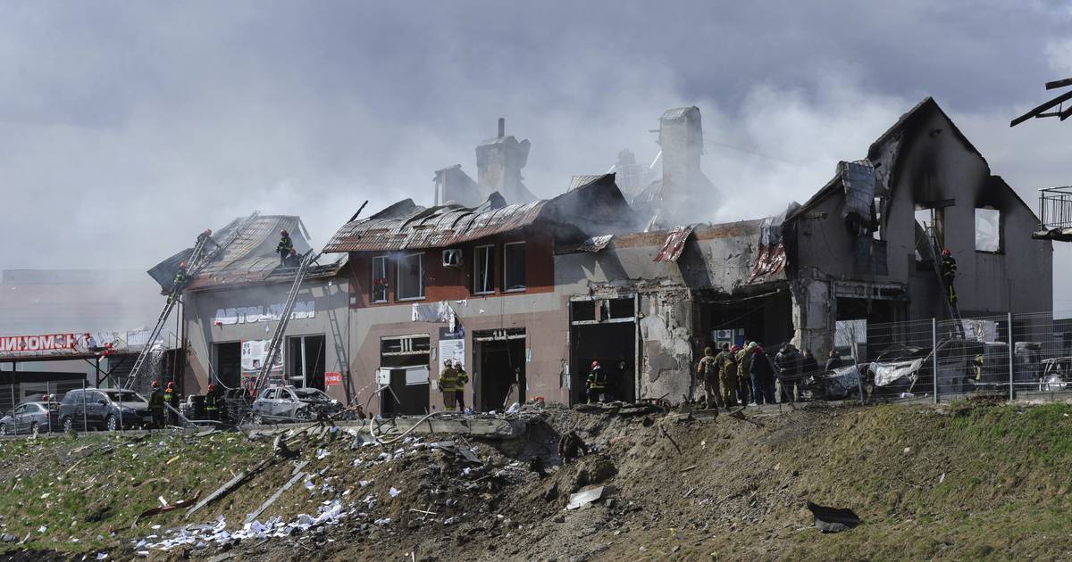 Rusia inicia ofensiva en el este de Ucrania: Zelenski