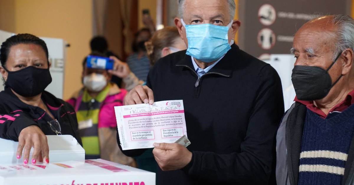 ‘¡Viva Zapata!’: Así votó AMLO en la consulta de revocación