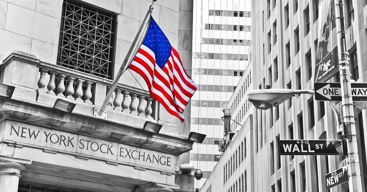 Wall Street ‘se tambalea’ rumbo al fin de semana