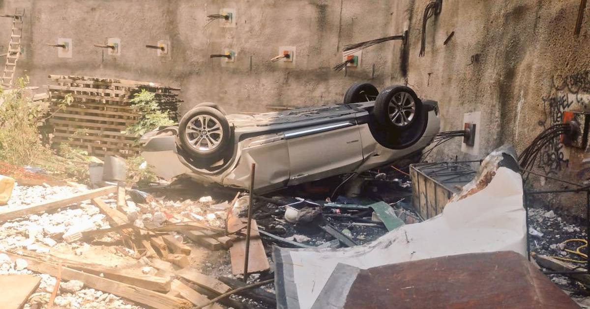 Cae coche a una excavación en Periférico; reportan muerte de una adulta y una menor