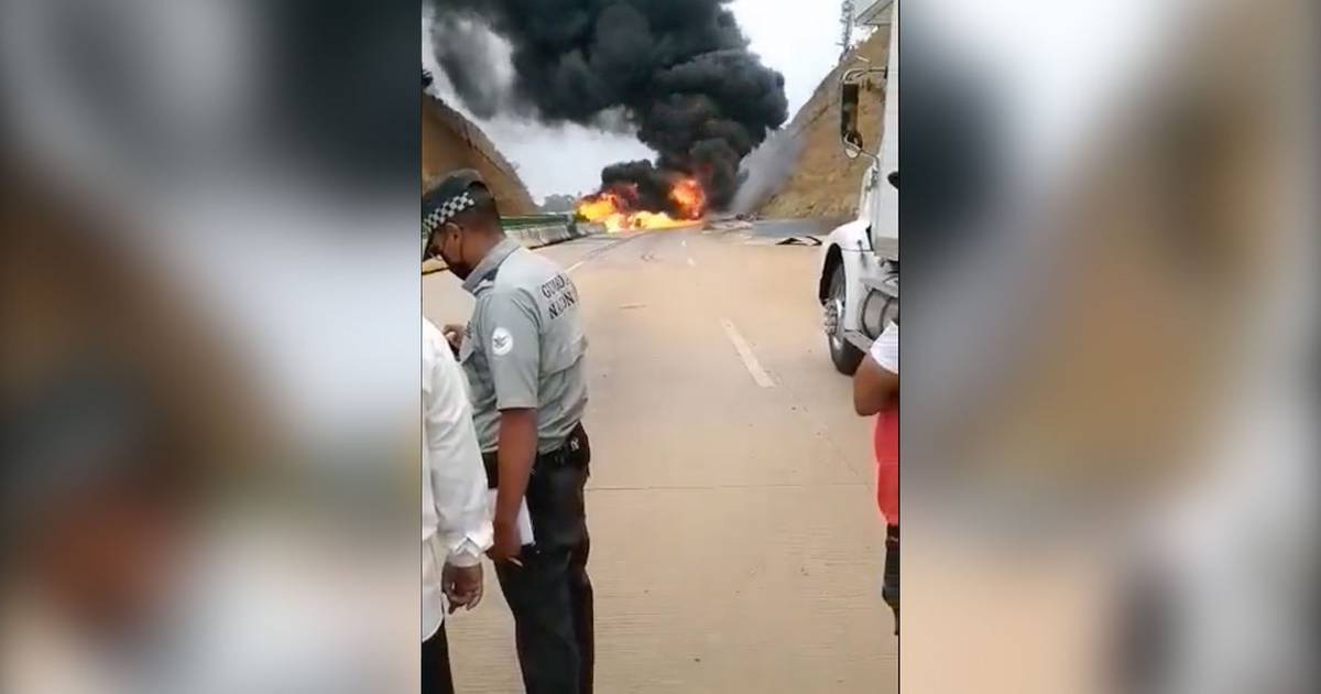 Cierran la autopista México-Puebla por choque e incendio de vehículos