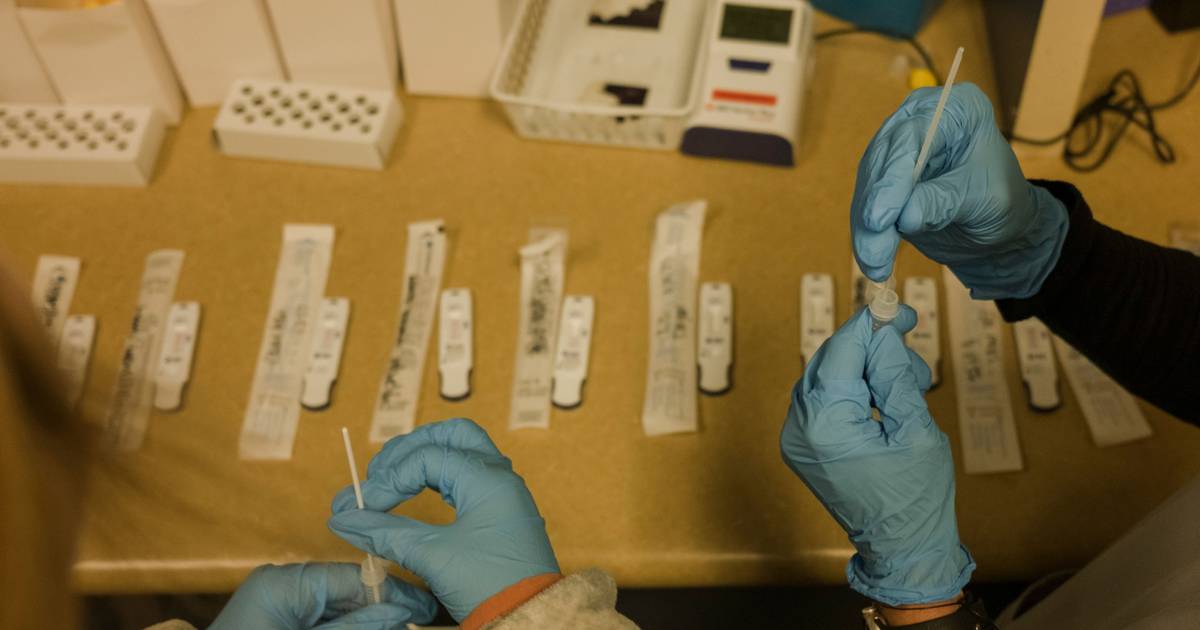 Un enemigo ‘silencioso’: EU puede estar en plena ola de contagios COVID sin saberlo