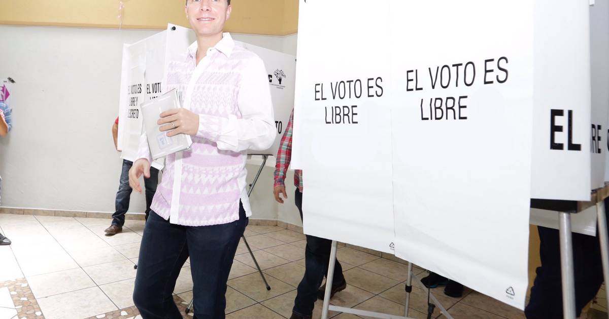 Vota Manuel Velasco para que AMLO continúe en la presidencia