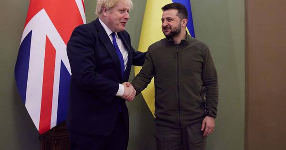 Boris Johnson ‘le cae’ a Zelenski: promete unir a Ucrania a la UE y enviar armamento pesado