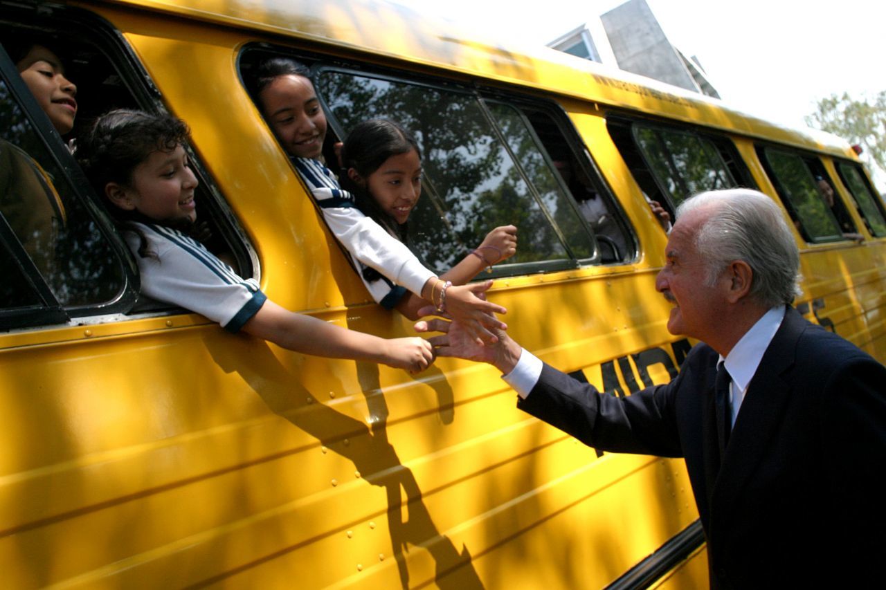 El escritor Carlos Fuentes, a la salida de la Biblioteca Central Vasconcelos, donde realizó una donación de libros de su propiedad. Ciudad de México, 2006 (FOTO: GUILLERMO PEREA/CUARTOSCURO.COM)