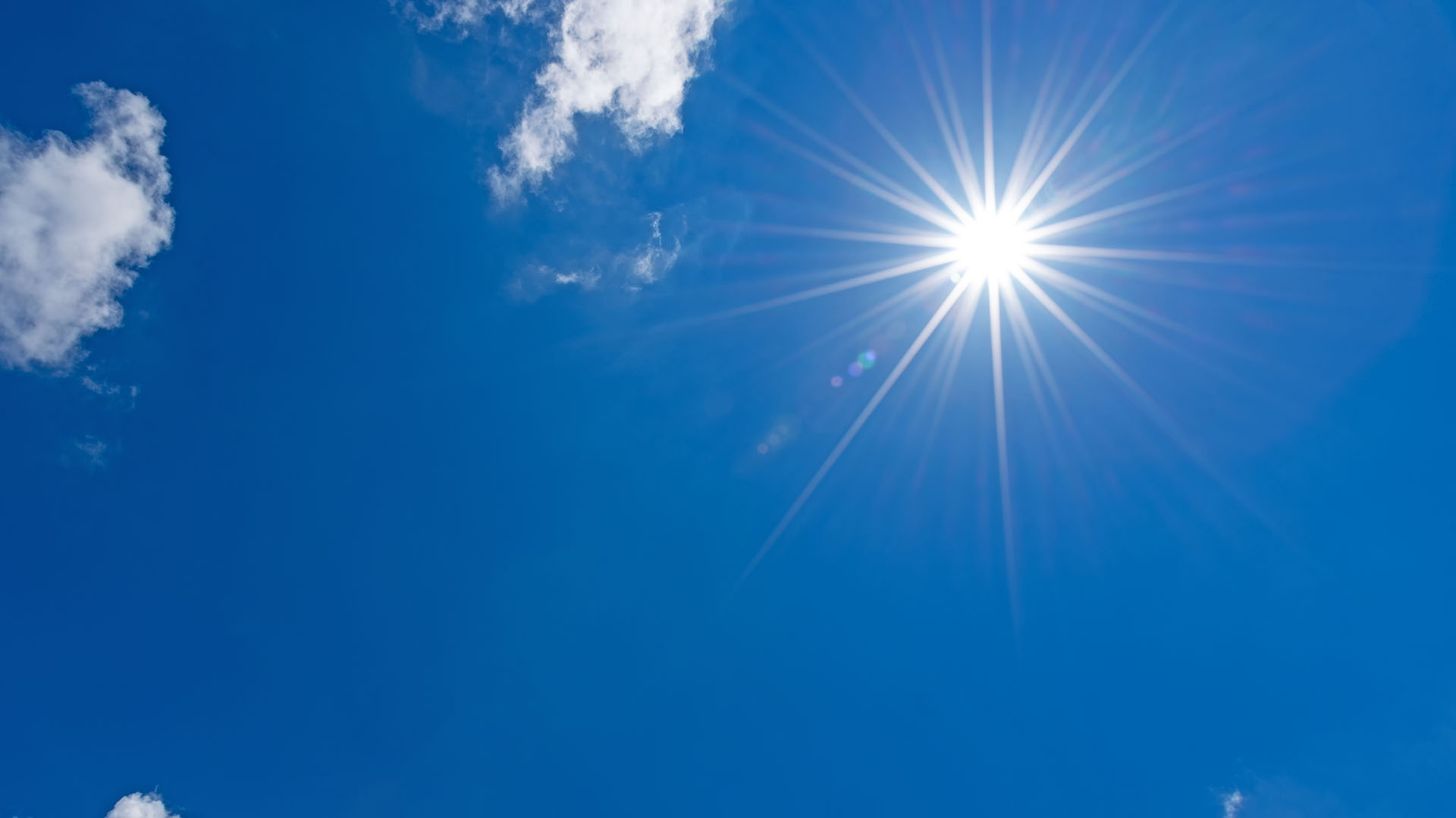 Exponerse a la luz solar durante el día tendrá su efecto en el descanso (Getty)