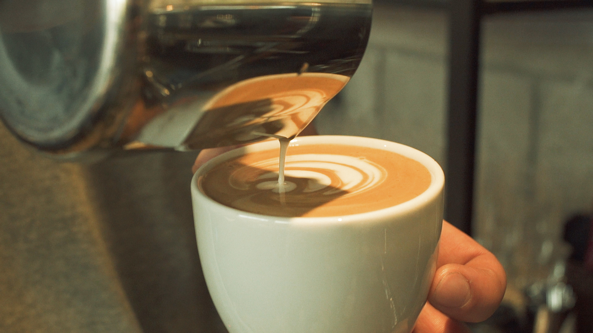 La cafeína, que se encuentra en el café, el chocolate, ciertos tés y bebidas gaseosas es un estimulante que puede permanecer en el organismo hasta por ocho horas