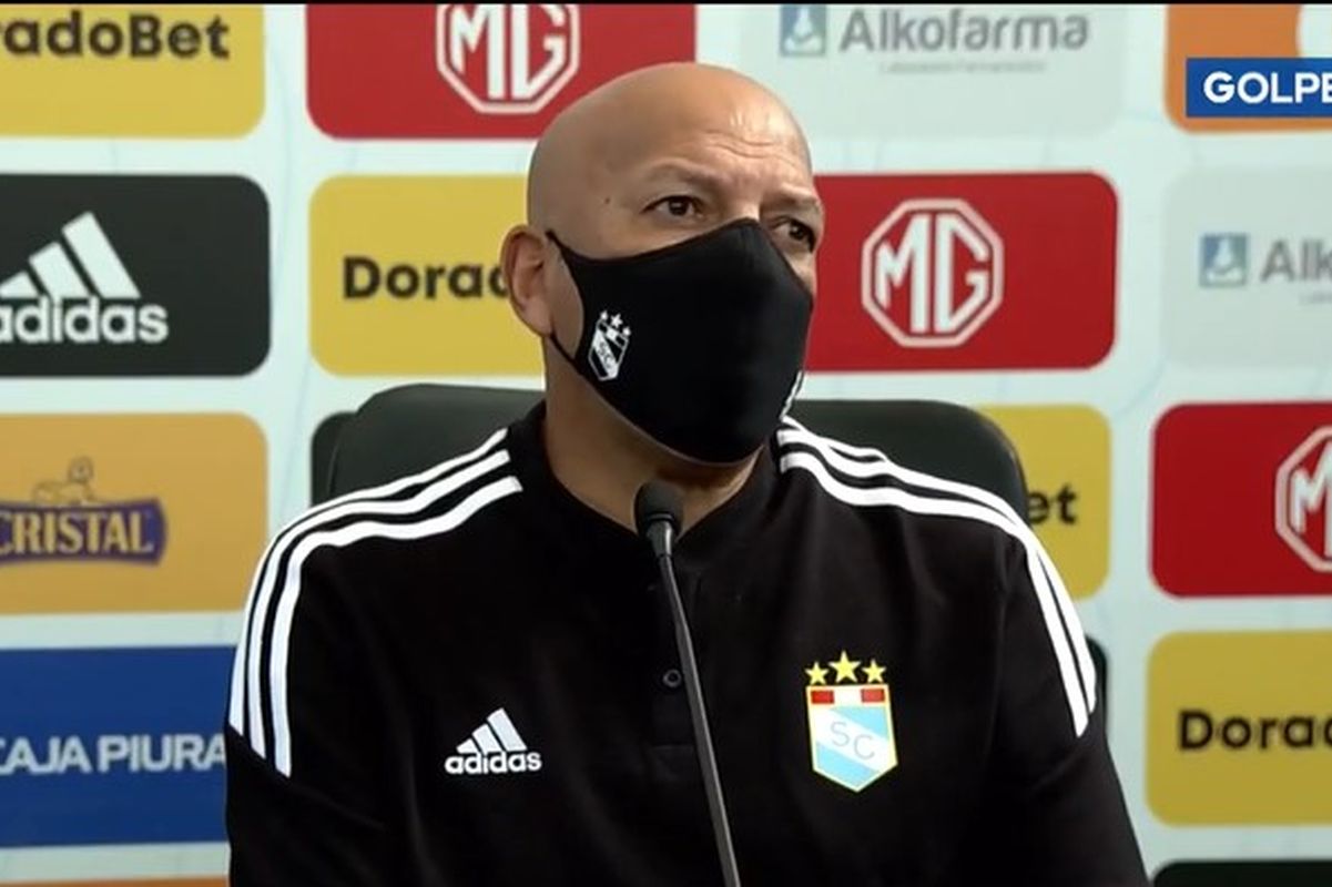 Roberto Mosquera afirmó que a Cristal le robaron “cinco puntos en la Copa Libertadores”