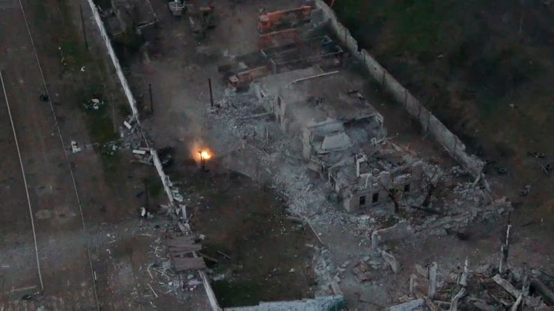 Ucrania dice que ha dañado un barco ruso y pide evacuar a los combatientes heridos de Mariúpol