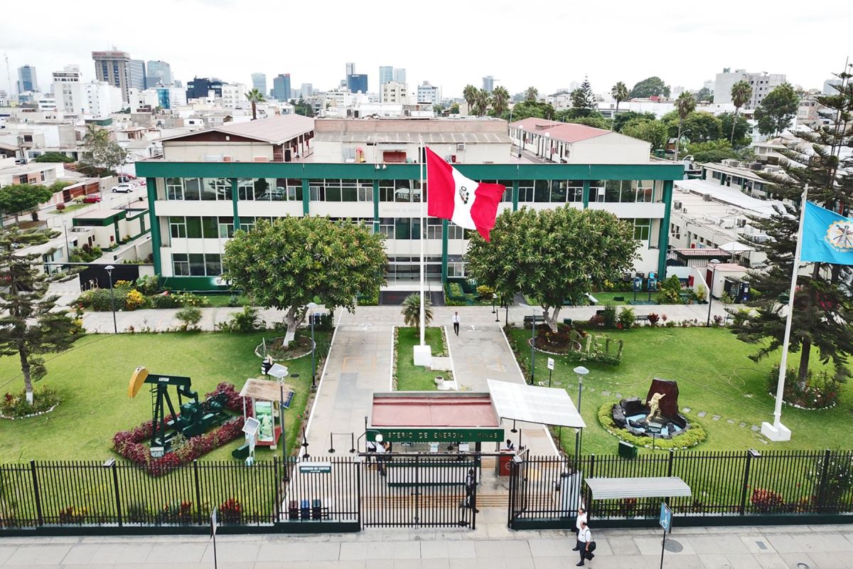 Minem habría realizado negociaciones con empresas chinas impedidas de contratar con el Estado