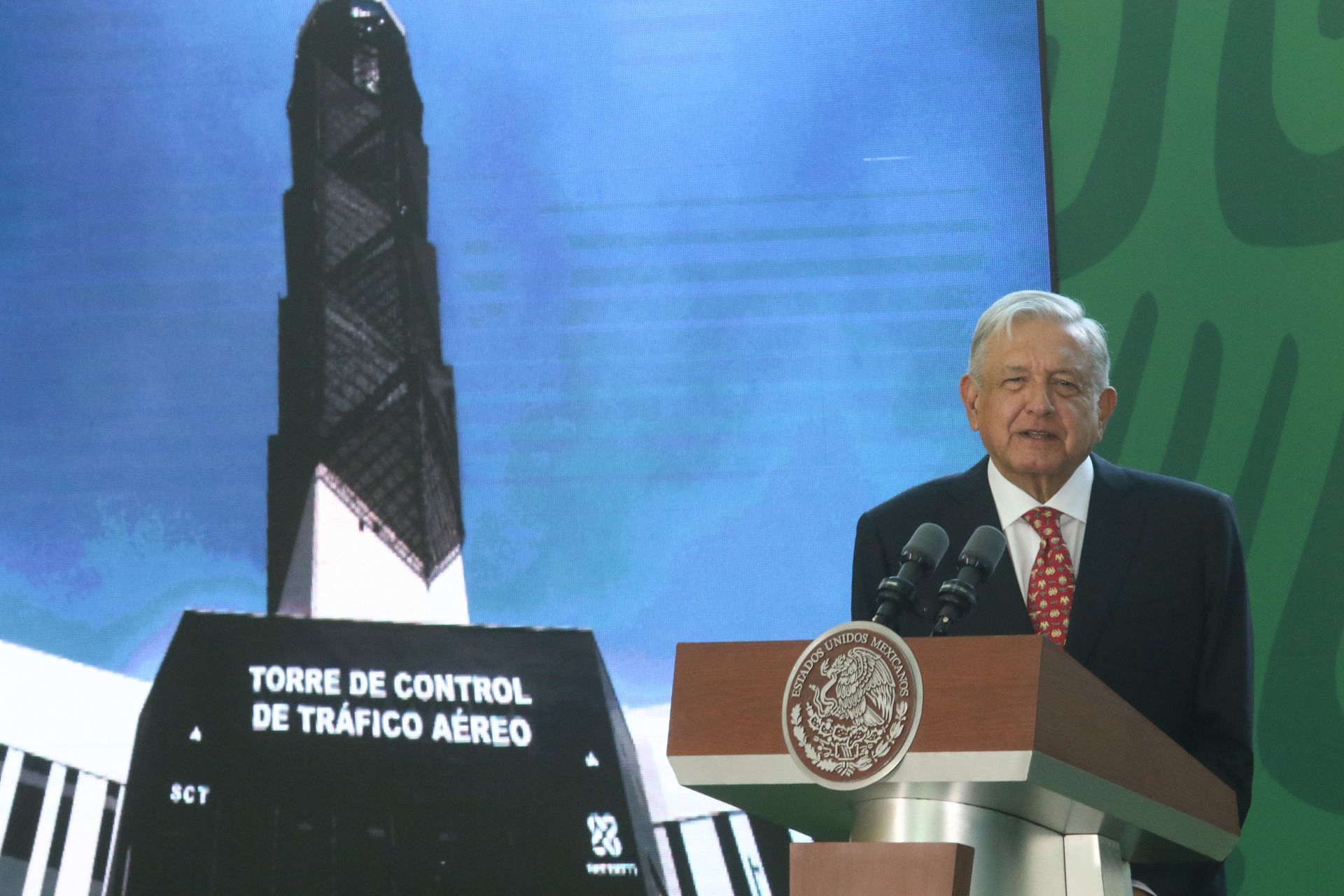 “Generado por agenda política”: The Wall Street Journal responsabilizó a AMLO por incidente de aviones en AICM