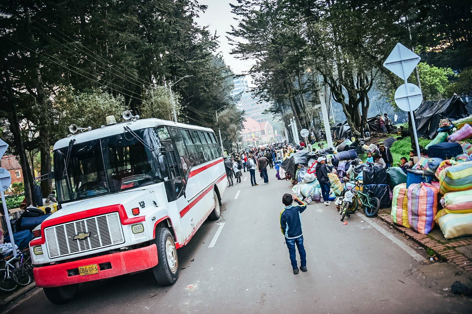 Finalizó el desalojo de las familias indígenas que se habían asentado en el parque Nacional de Bogotá