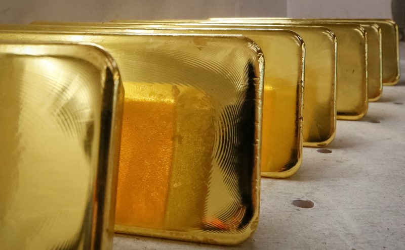 El oro va rumbo a cuarta caída semanal, apuestas sobre tasas Fed reducen su atractivo