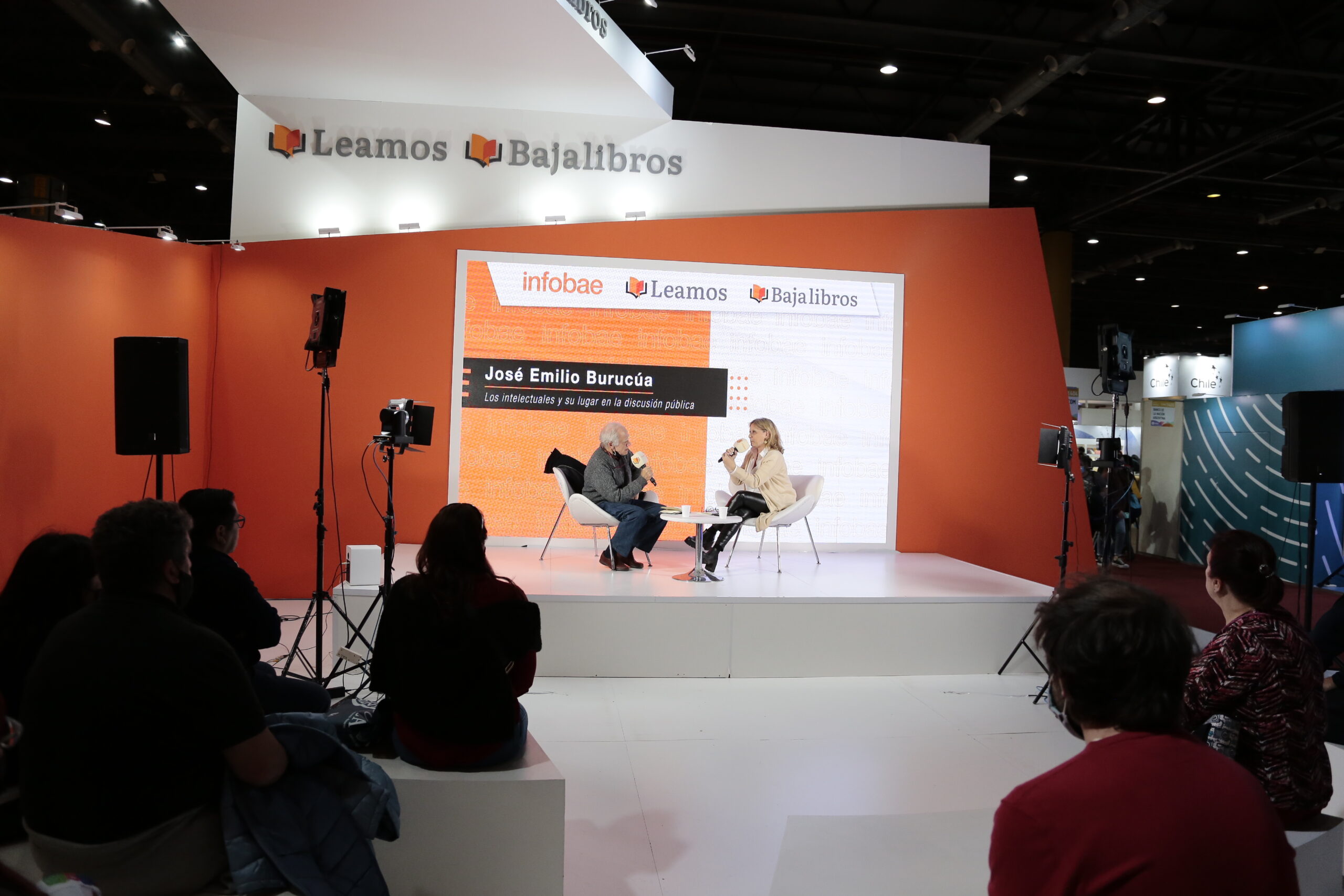 Domingo 15 en el stand de Infobae en la Feria del Libro: Sebastián Wainraich, Eduardo Sacheri, Hernán Vanoli y Fede Popgold