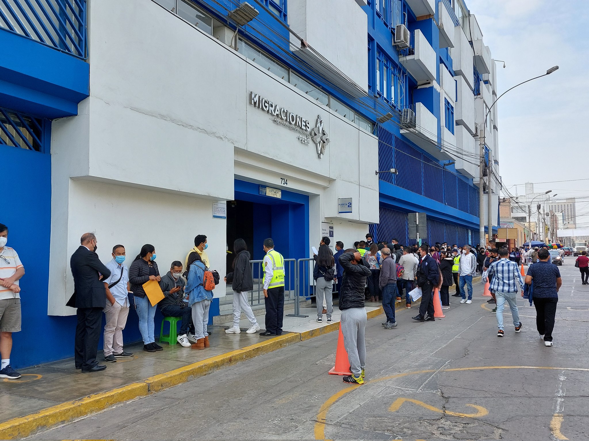 Desorden, caos y reclamos en Migraciones por demoras en el trámite del pasaporte
