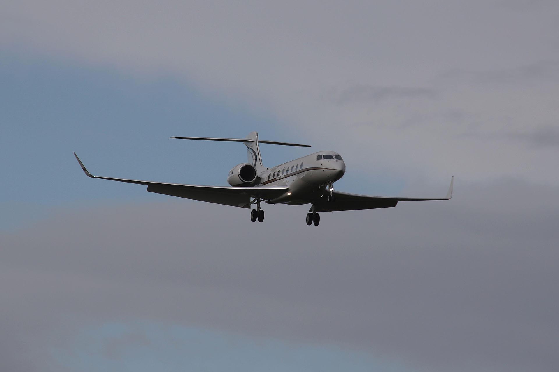 Ir más despacio y viajar por tierra en tren o coche eléctrico siempre será más amable con la naturaleza (Marco McGinty)