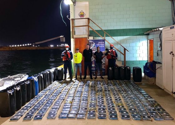 Armada interceptó lancha con 299 kilogramos de cocaína en Puerto Bolívar, La Guajira