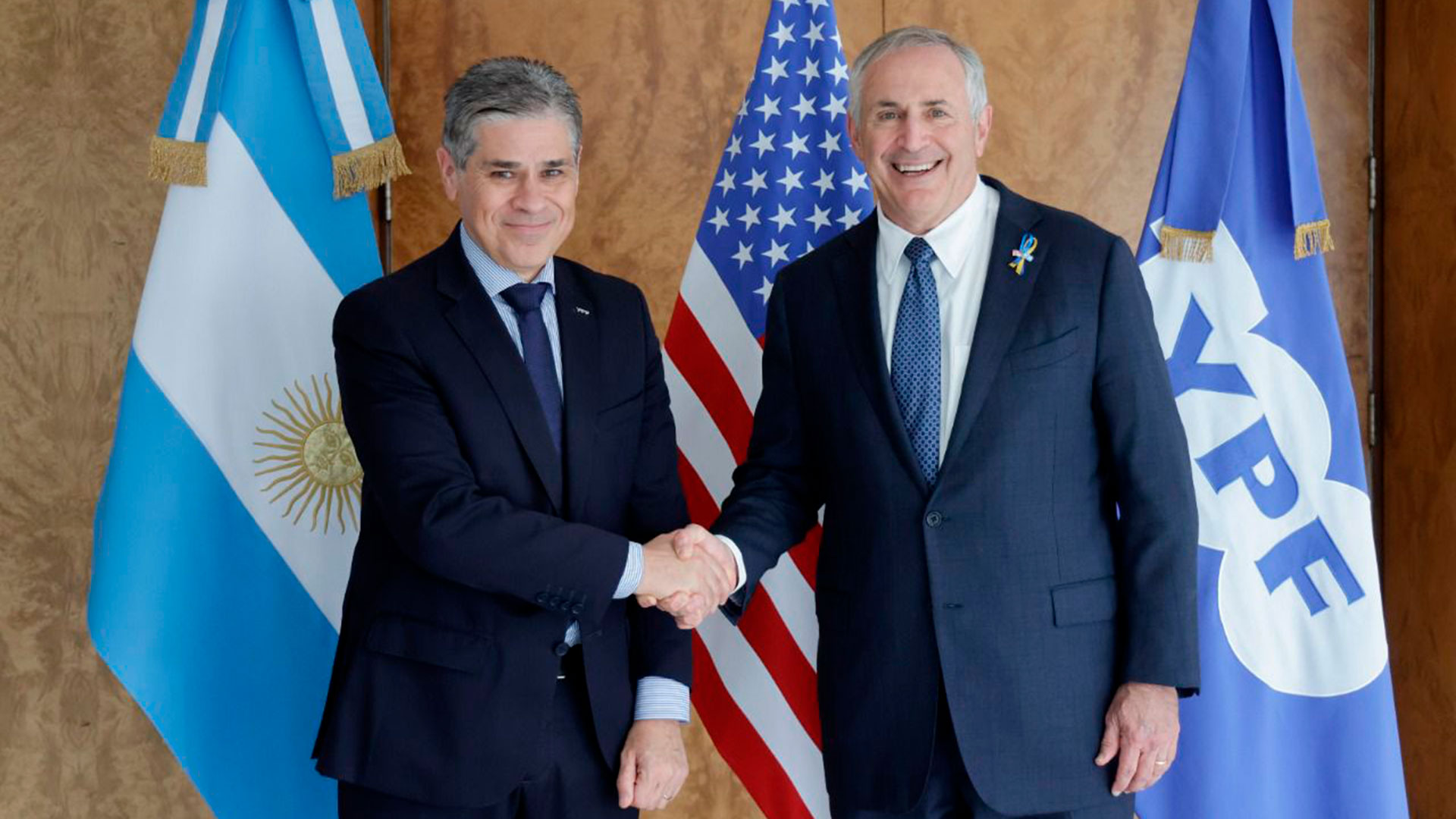 El presidente de YPF se reunió con el embajador de EEUU y ratificó inversiones por más de USD 3.700 millones para este año