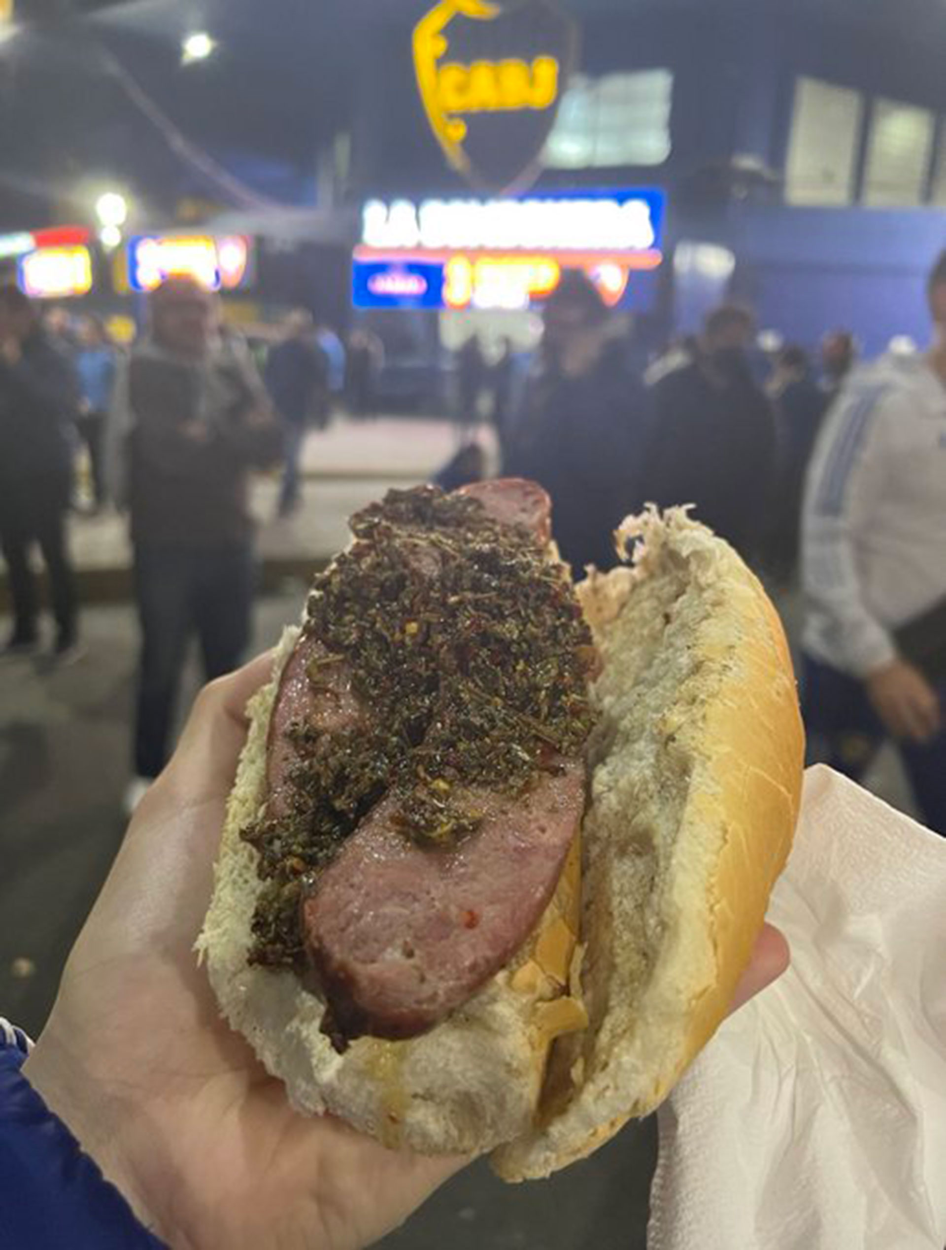 Un hincha inglés compró un choripán en la Bombonera y se hizo viral por el precio que pagó