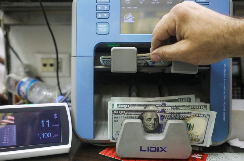 La fuerte inflación no conmueve al dólar libre, que baja a $202,50