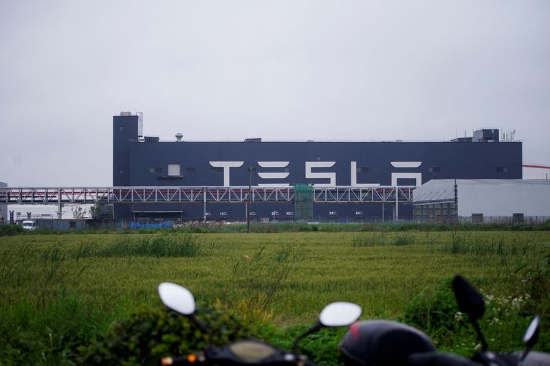 Tesla retrasa la restauración plena de la producción en Shanghái -documento