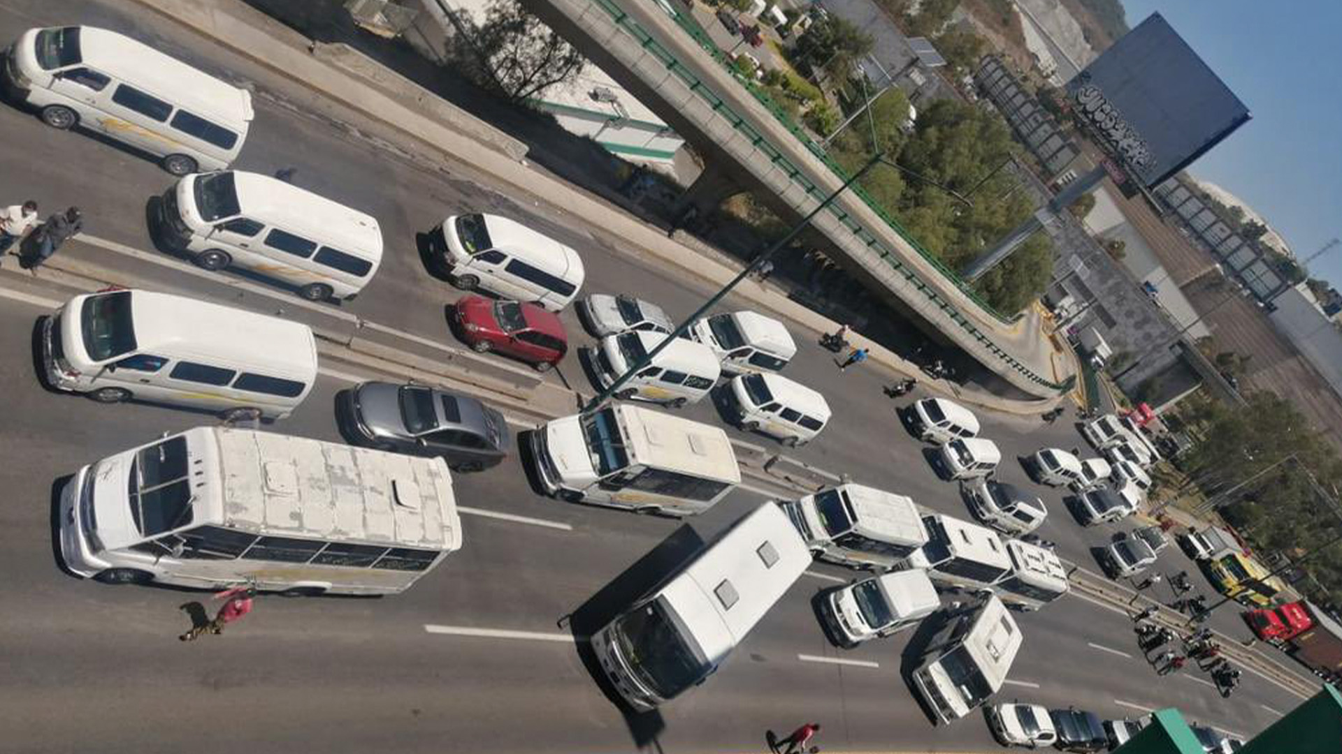 Caos vial en la México-Querétaro por bloqueo de transportistas