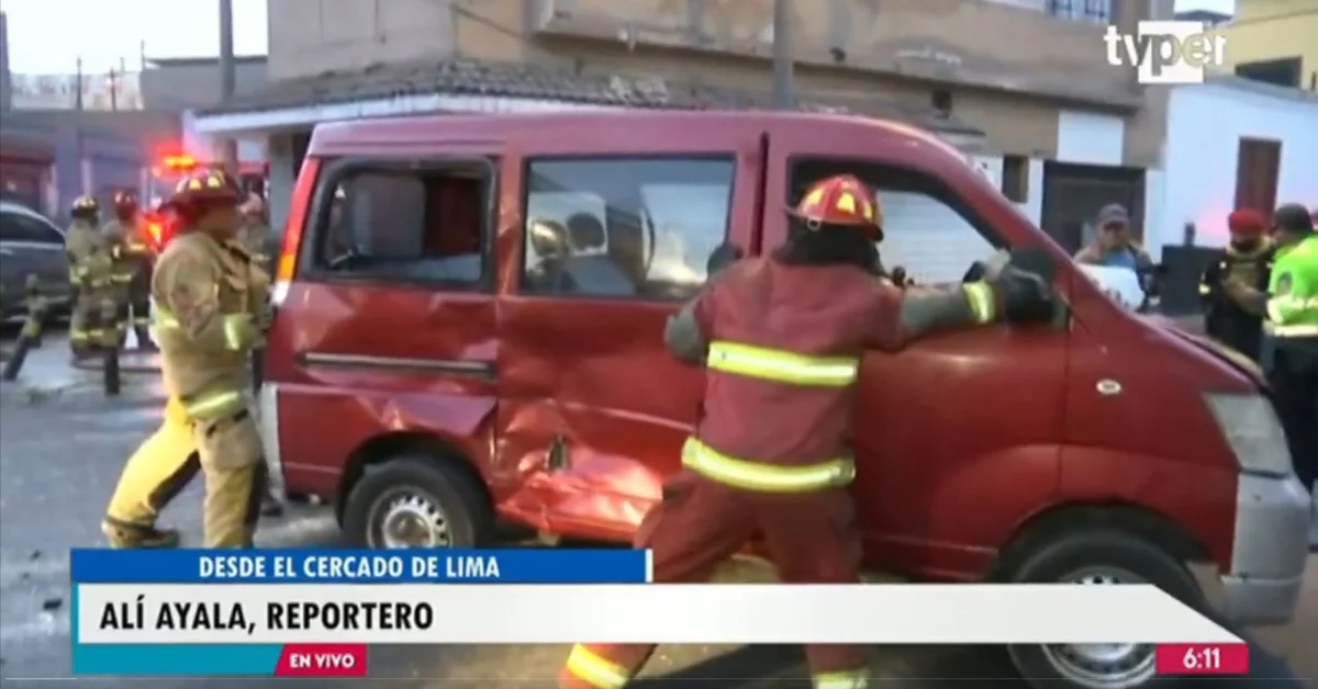 Cercado de Lima: Cinco heridos dejó aparatoso violento choque entre una minivan y una camioneta