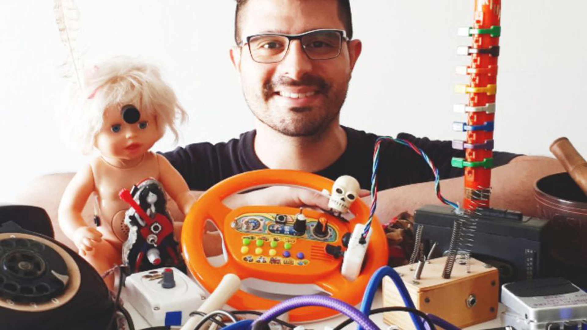 Transforma viejos juguetes en instrumentos y explora sonidos: “Con la música convencional no podía expresarme”