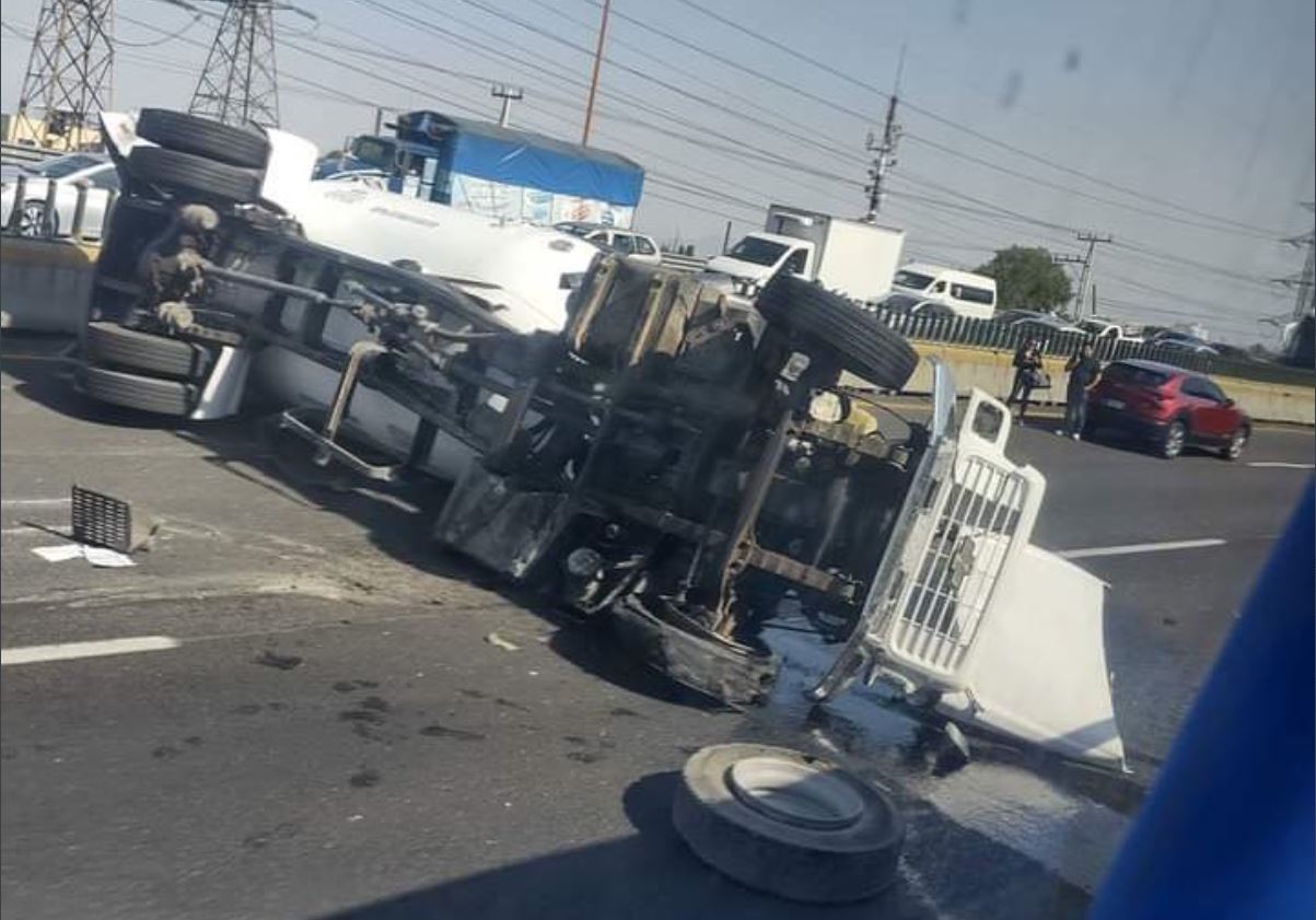 Caos en la México-Pachuca: una pipa repleta de gas se volteó a la altura de Ecatepec