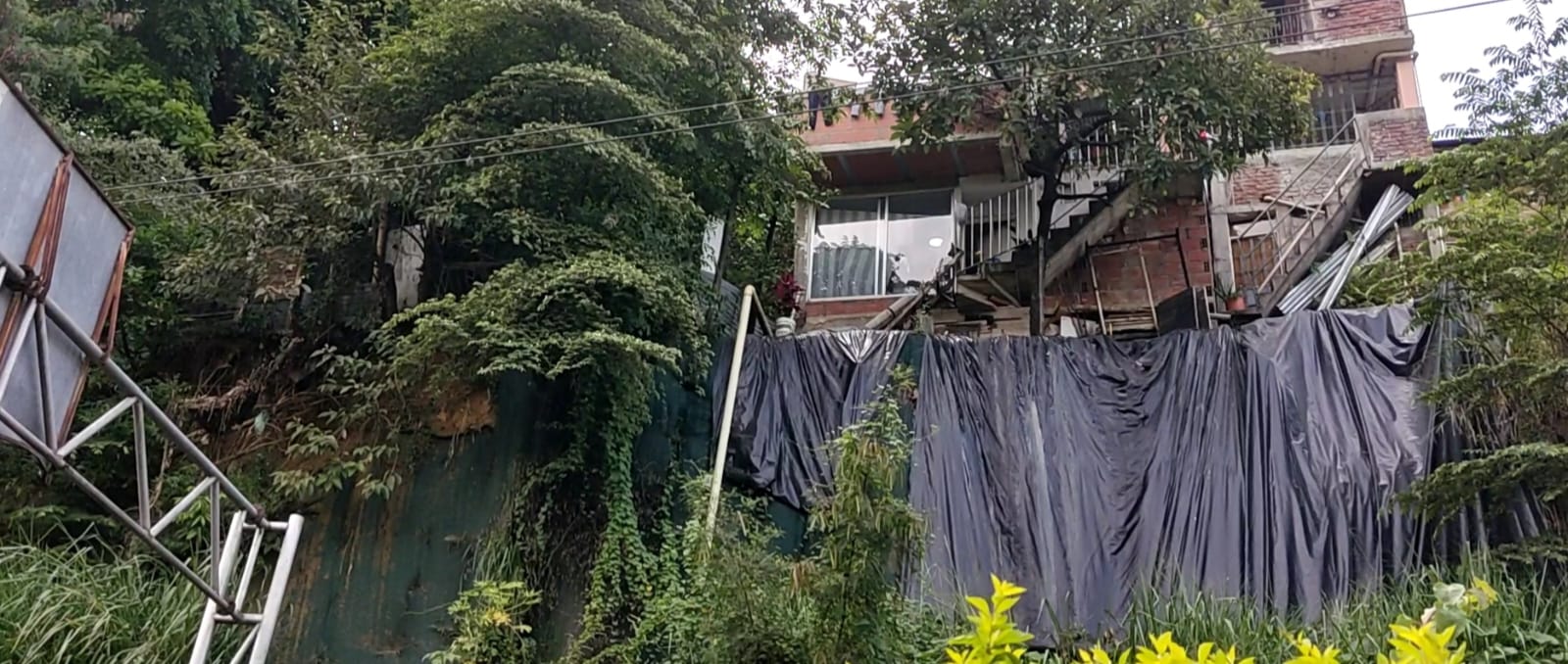 Las casas de al menos 30 familias en Cali estarían en riesgo por un posible deslizamiento