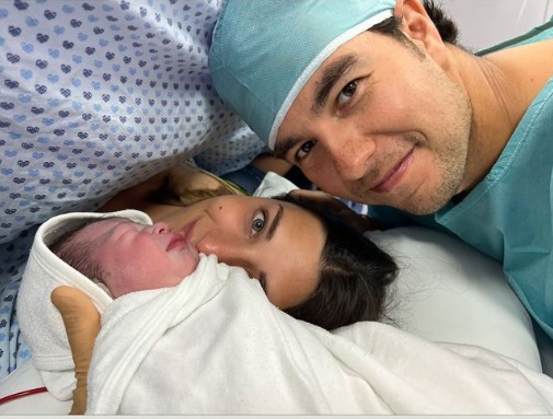 Checo Pérez y Carola Martínez anunciaron el nacimiento de su tercer hijo