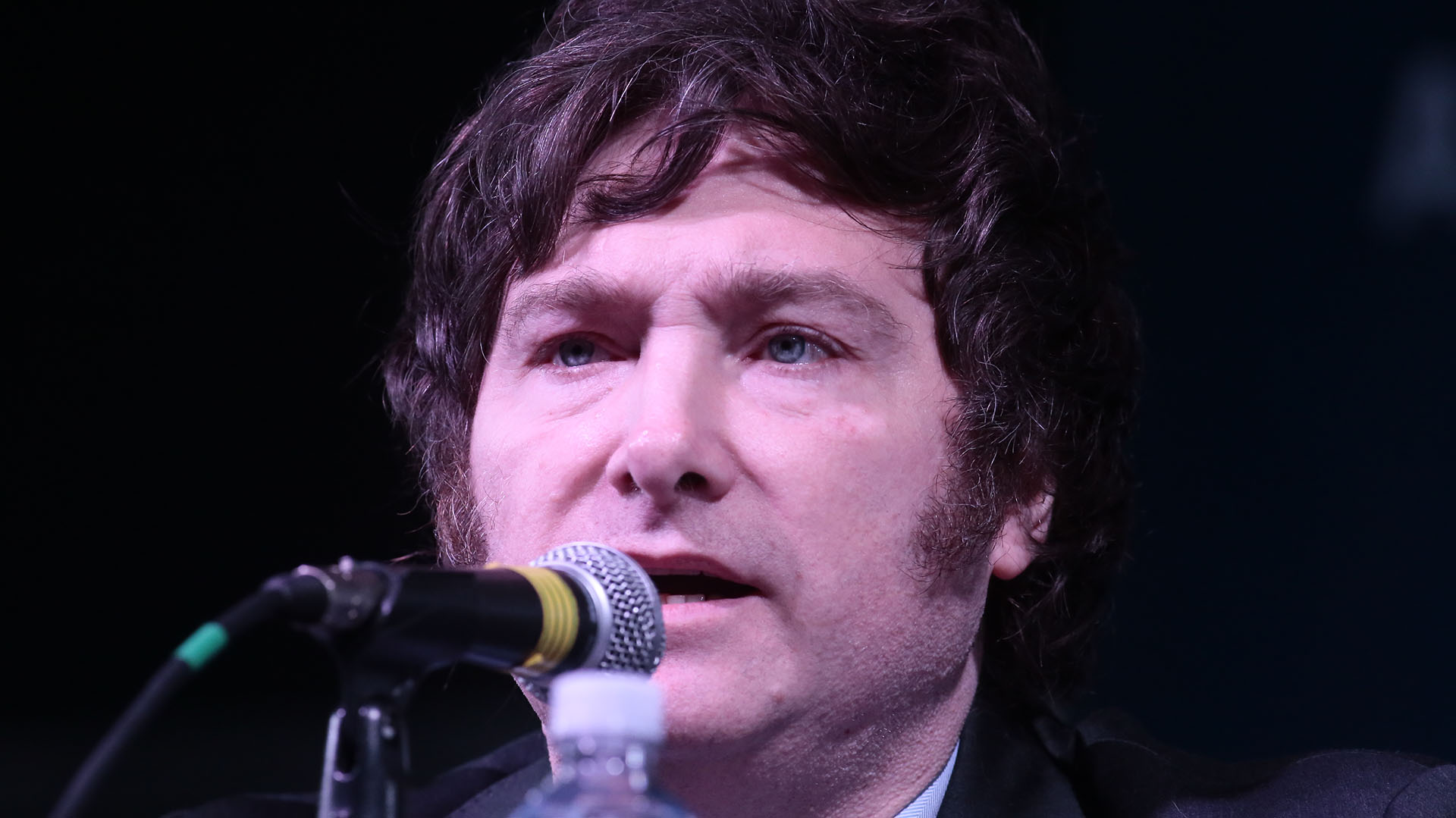 Viernes 13 en el stand de Infobae en la Feria del Libro: Javier Milei, Viviana Rivero y Facundo Arana