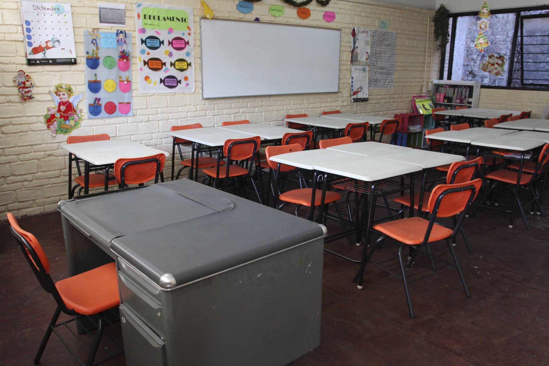 Niña se viralizó por recortar billetes de México para una tarea