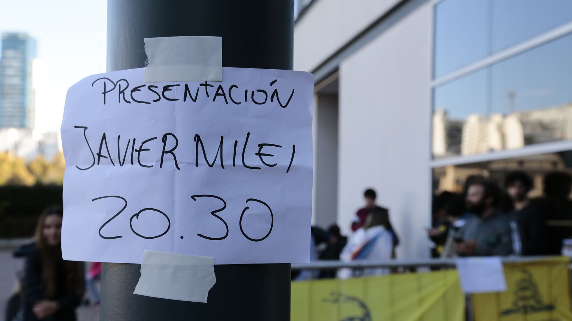 Ocho horas de espera y 1.300 kilómetros en auto: radiografía de la fila para ver a Milei en la Feria del Libro