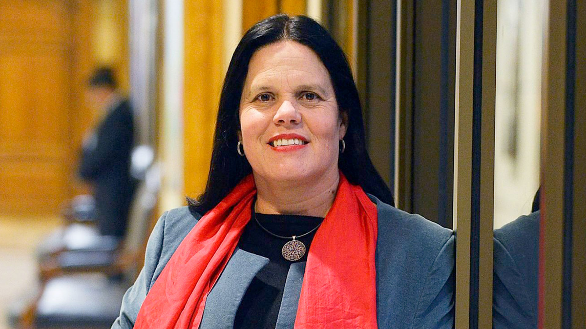 Un grupo de delincuentes armados ingresó al domicilio de la ministra chilena de Defensa Maya Fernández: golpearon a su hijo y maniataron a su marido