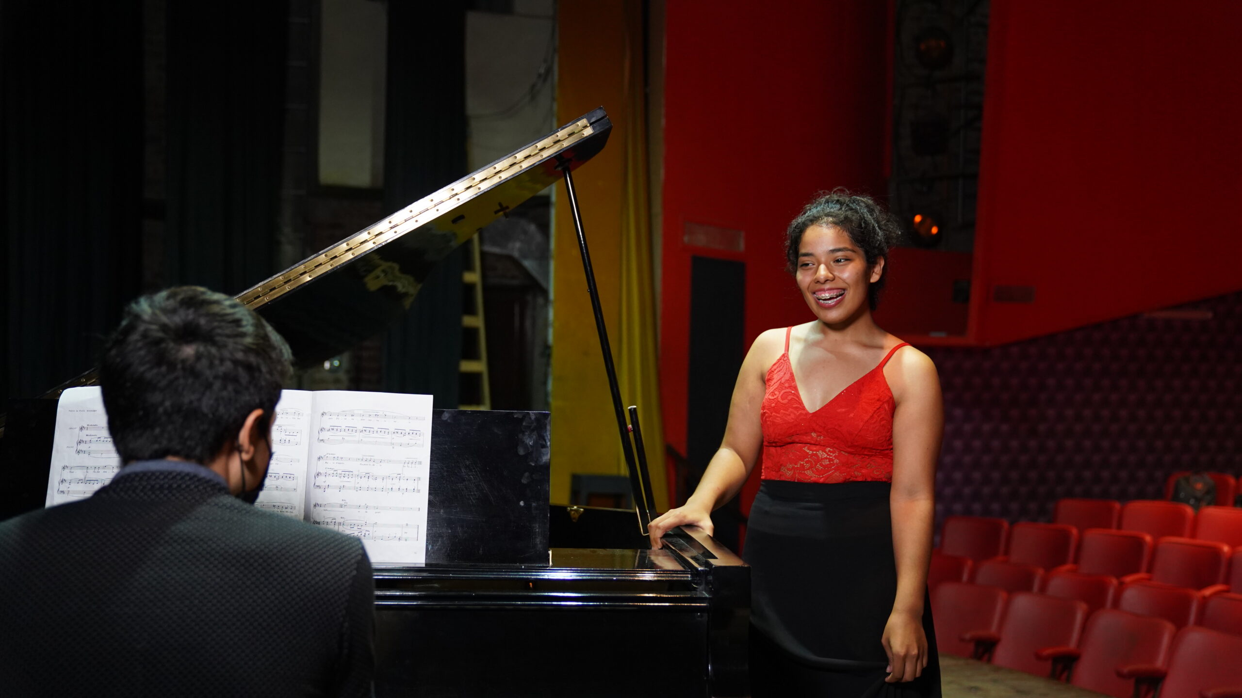 Historias de nuestra gente: la joven cantante lírica que llegó al Colón y trabaja como operaria metalúrgica