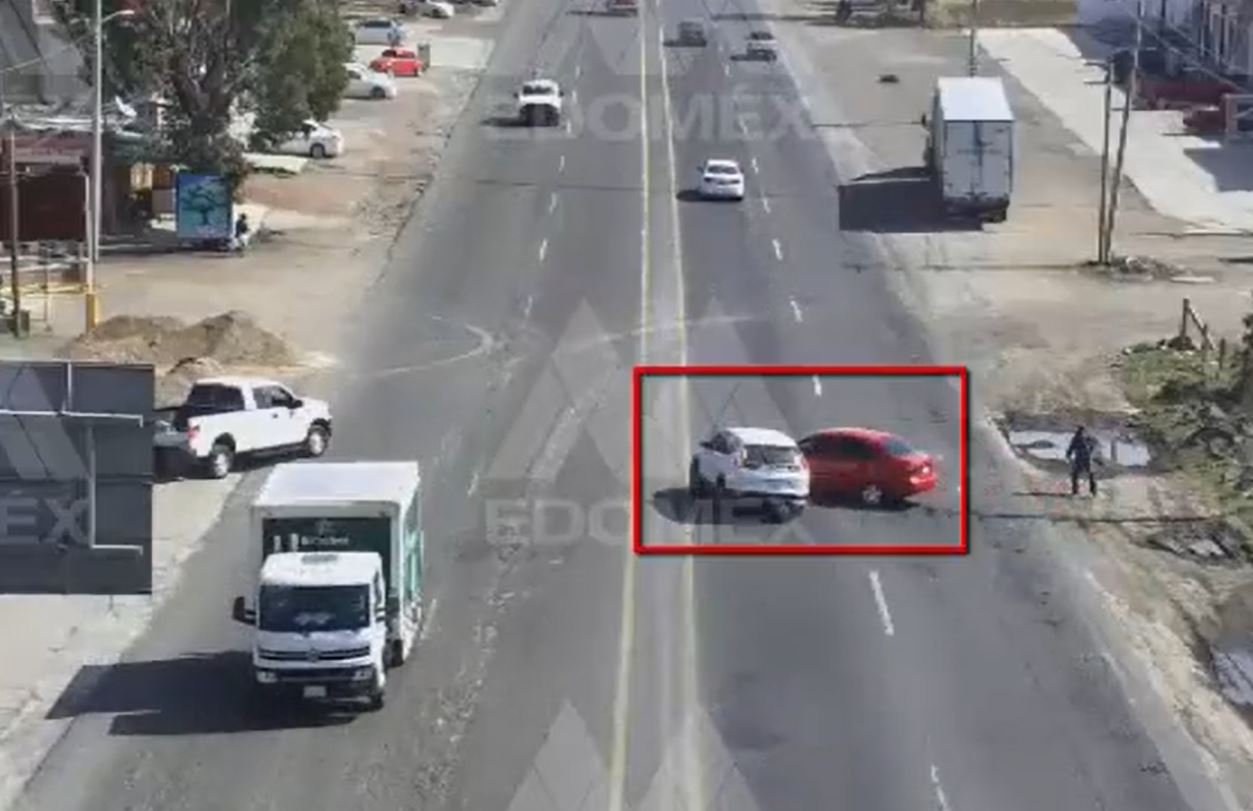 El brutal choque entre dos autos en Atlacomulco grabado por cámaras del C5