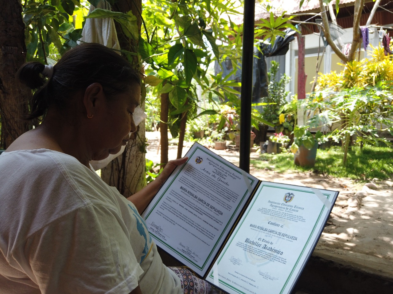 Contra la guerra, la salud y la edad: excombatiente de las Farc se graduó de bachiller a los 68 años