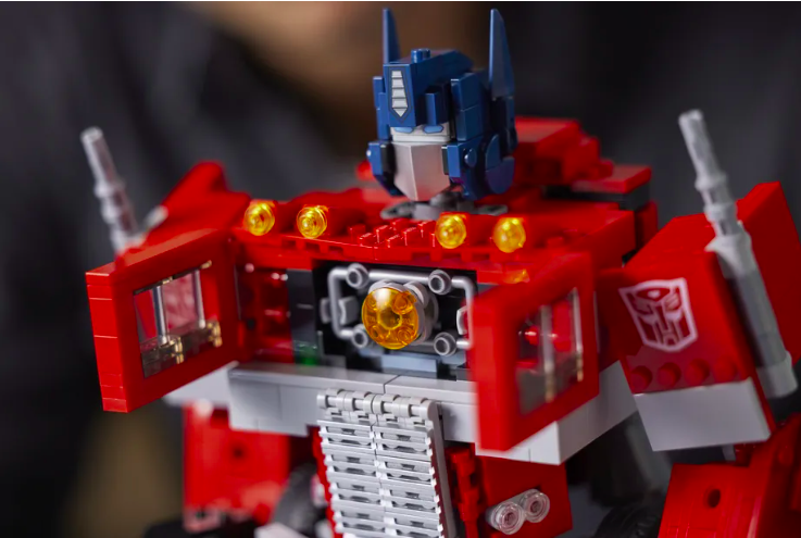 Lego lanza una versión de Optimus Prime de Transformes