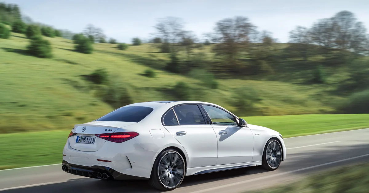 Mercedes le suma potencia al Clase C: el C 43 AMG trae 408 CV