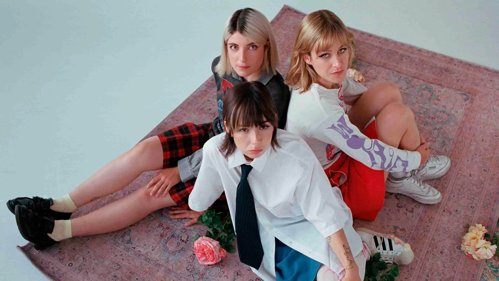 El último éxito del pop español le canta a la bisexualidad y se ríe de la moda liberal