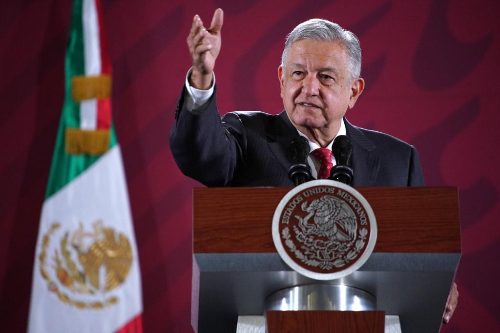 “Se va a seguir dignificando el trabajo de maestros”: AMLO anunció aumentos en salarios para docentes y reconoció su labor