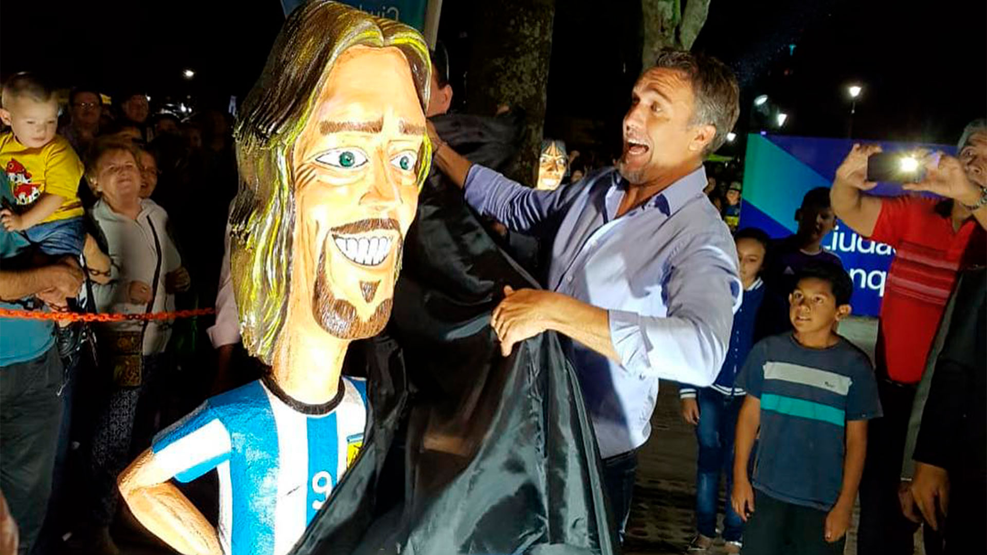 La tierna reacción del nieto de Gabriel Batistuta frente a una escultura del histórico goleador