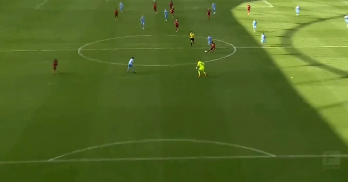 Exequiel Palacios marcó un impresionante gol de mitad de cancha y le dio el triunfo sobre la hora a Bayer Leverkusen