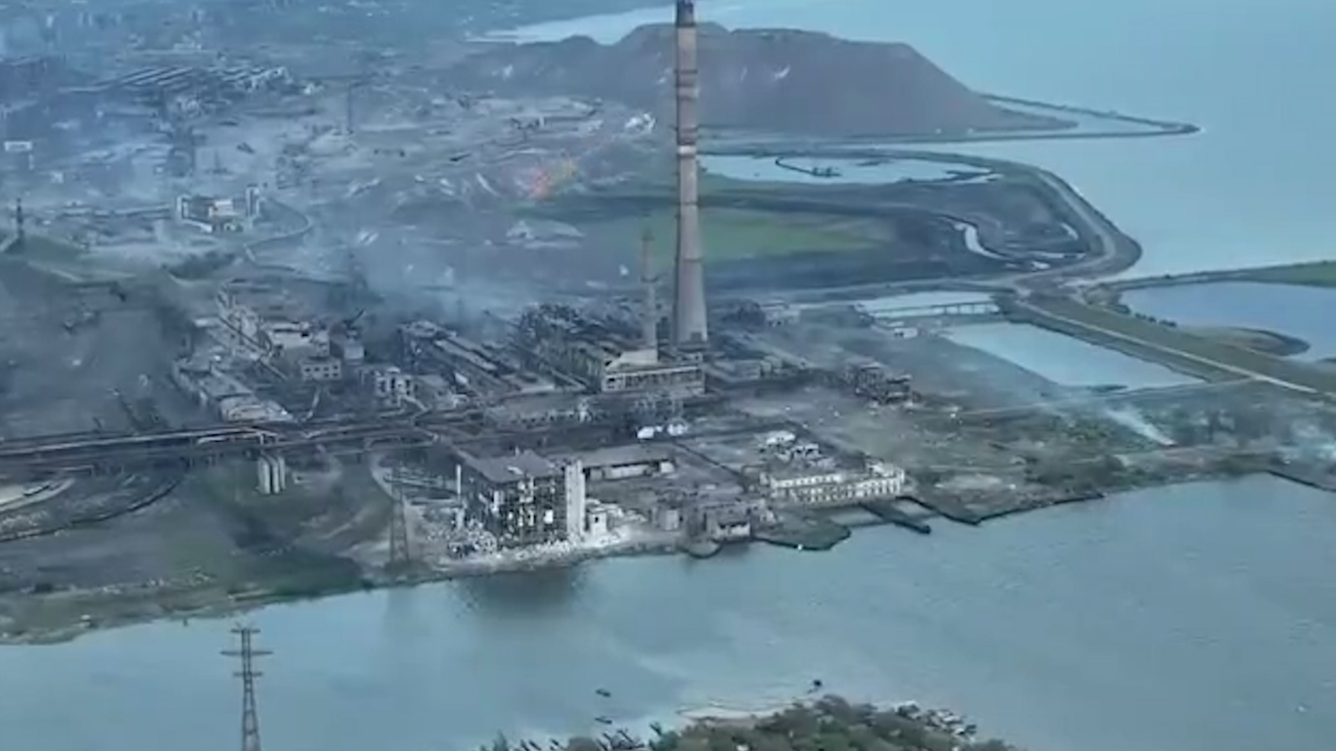 Ucrania acusó a Rusia de lanzar bombas de fósforo a los soldados que resisten en la planta de Mariupol y difundió imágenes del ataque