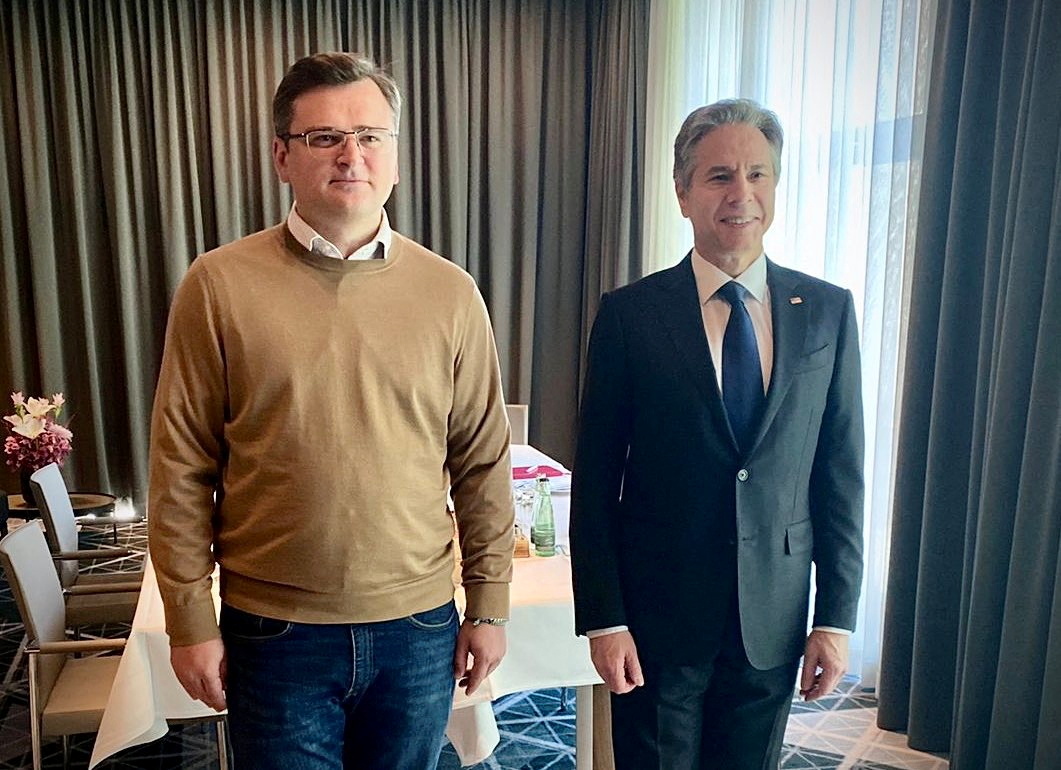 Antony Blinken se reunió con el canciller de Zelensky: “Hay más armas y otras ayudas en camino hacia Ucrania”.