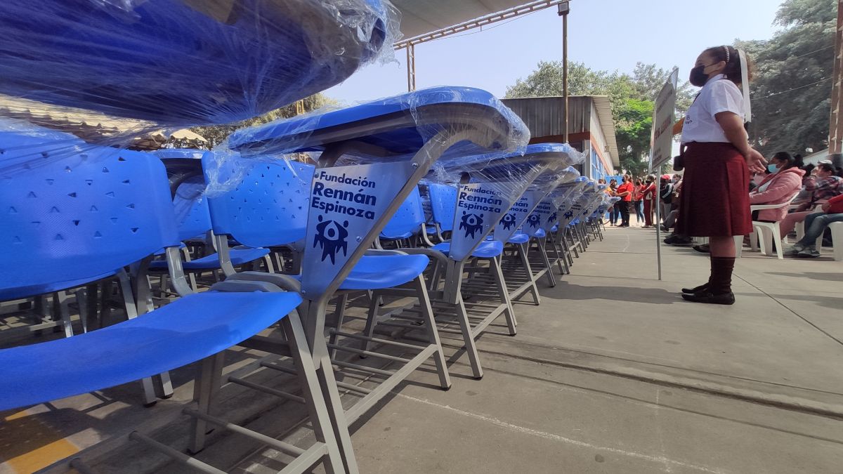 Fundación Rennán Espinoza dona 2000 carpetas a colegios de Lima Norte