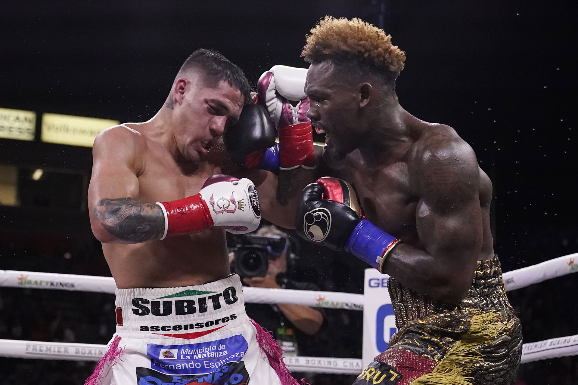 Los millones que se repartieron Jarmell Charlo y Brian Castaño por la gran pelea que protagonizaron en California